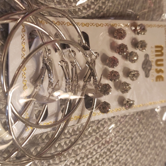 Hooped Earring Set - Picture 4 of 4